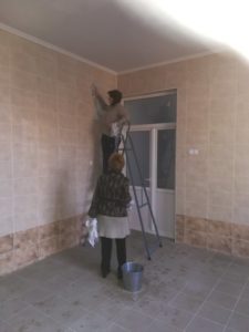 Педагогический коллектив в выходной, помогает привести в порядок школьный пищеблок